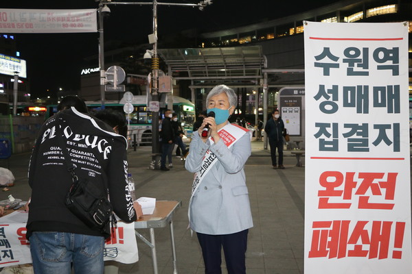 수원시민의 참여를 호소하는 윤경선 수원시의원. ⓒ뉴스Q 장명구 기자