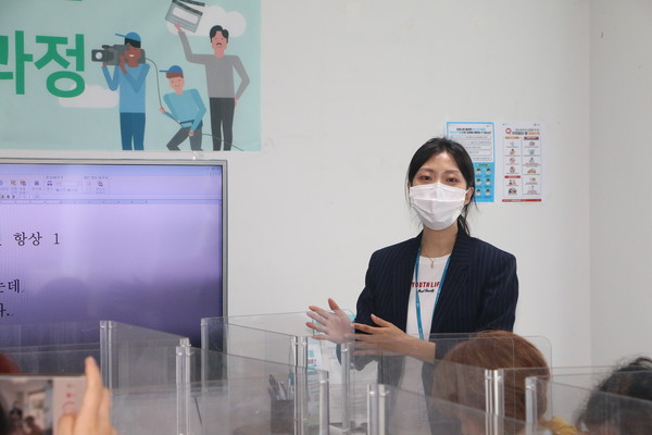 마을기자단의 질문에 답하고 있는 연무동 도시재생현장지원센터 윤효진 대리. ⓒ뉴스Q 장명구 기자