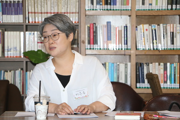 요양보호사들과 글쓰기 소모임을 하고 있는 이은주 작가. ⓒ뉴스Q 장명구 기자