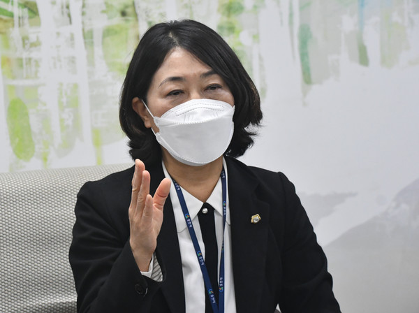 산수화기자단의 질문에 답하고 있는 오산시의회 한은경 의원. ⓒ뉴스Q 장명구 기자