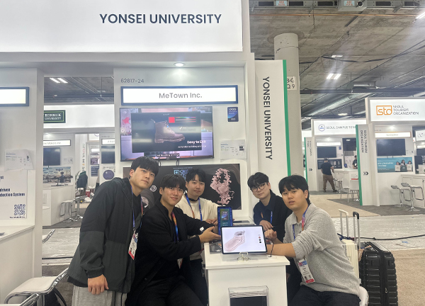 CES 2025에서 패션 부문 혁신상을 수상하고 찍은 사진.