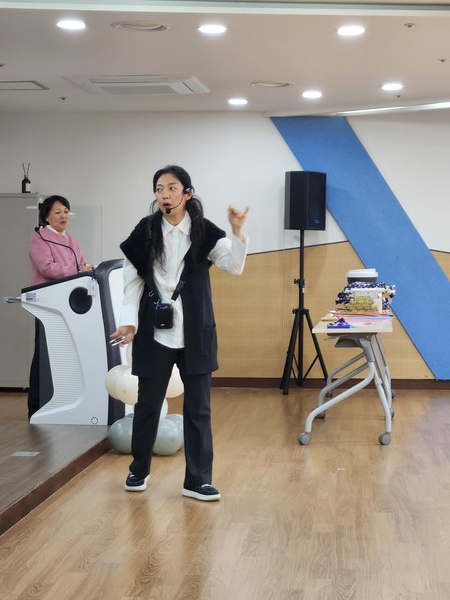 시연하는 이정아 강사.