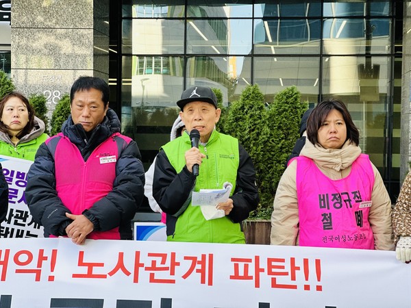 현장 발언을 하는 당직 노동자.