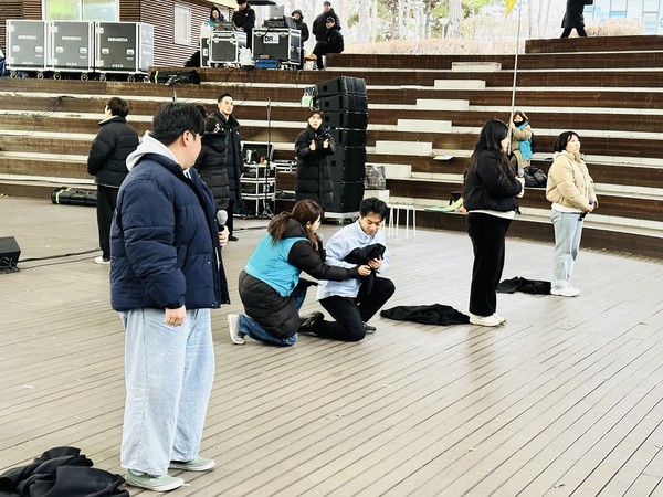 연극 공연에 깜짝 등장해 실의에 빠져 있는 교사를 위로하고 격려하는 이재민 지부장.