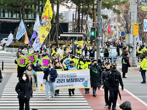 도보행진을 하는 결의대회 참가자들.