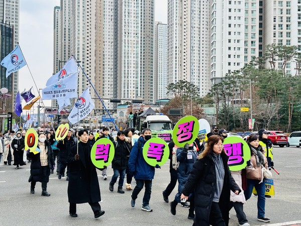 도보행진을 하는 결의대회 참가자들.